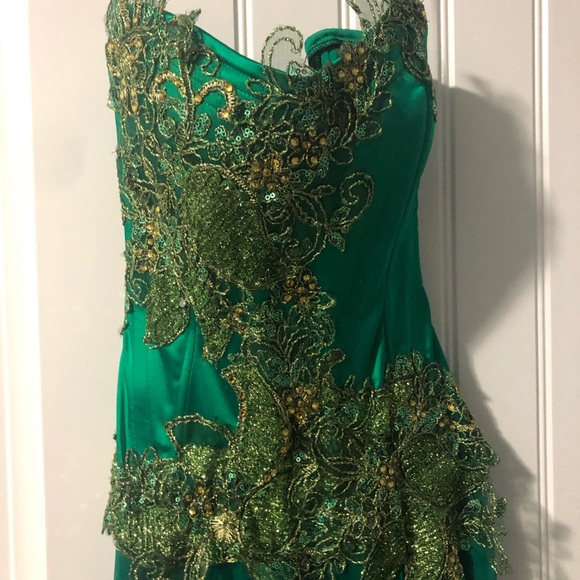 Gorgeous green strapless gown - Picture 2 of 4
